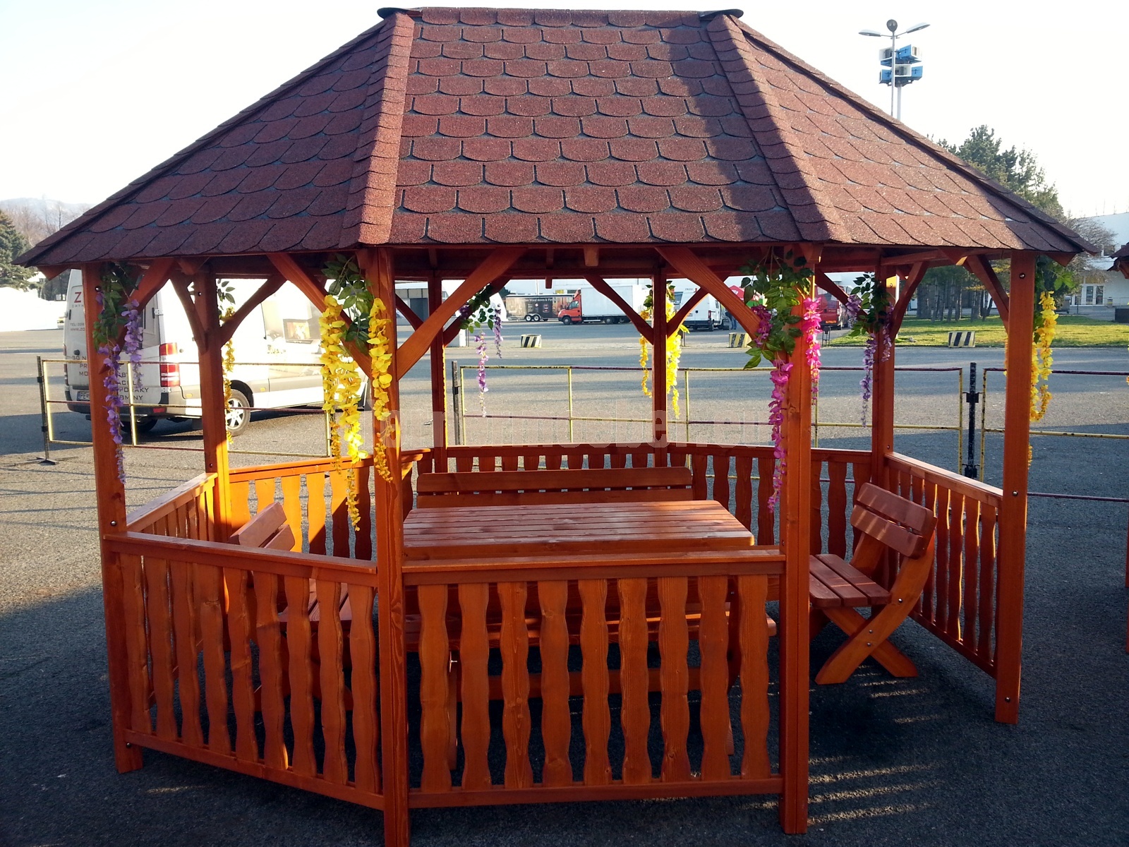 Цвет деревянной беседки